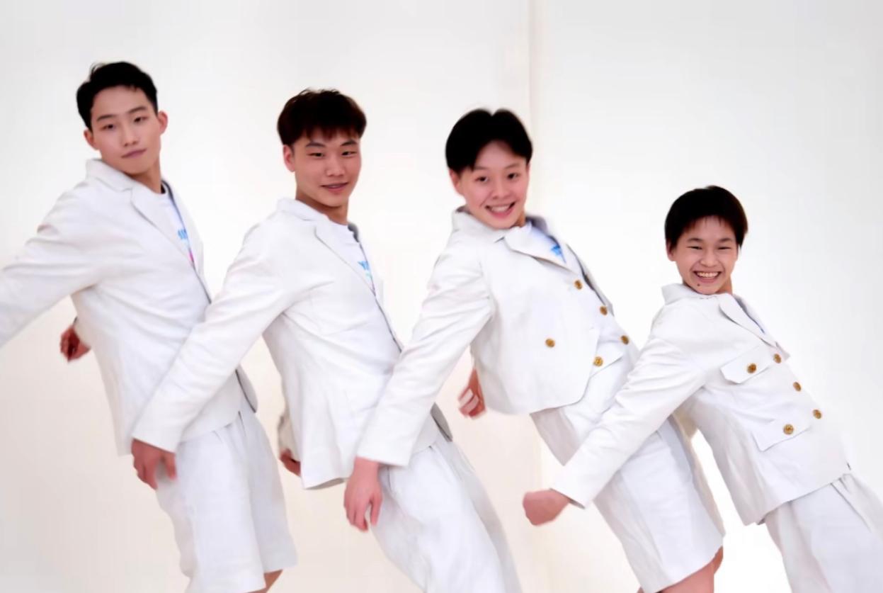 全红婵首次登领奖台视频全程回放,16岁全红婵回北京接受央视采访