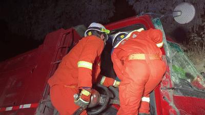 贵州一客车侧翻27人身亡救援现场,贵州一罐车爆胎侧翻