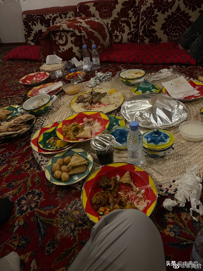 在沙特的精英白人汤姆斯，讲究到回家换三套衣服，入乡随俗也封斋