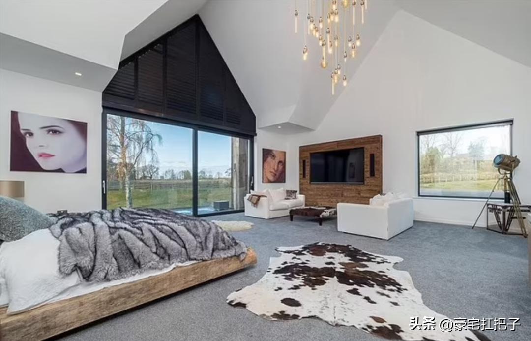 C罗9套豪宅曝光，女友花半小时才走到客厅，车库有超20辆顶级跑车