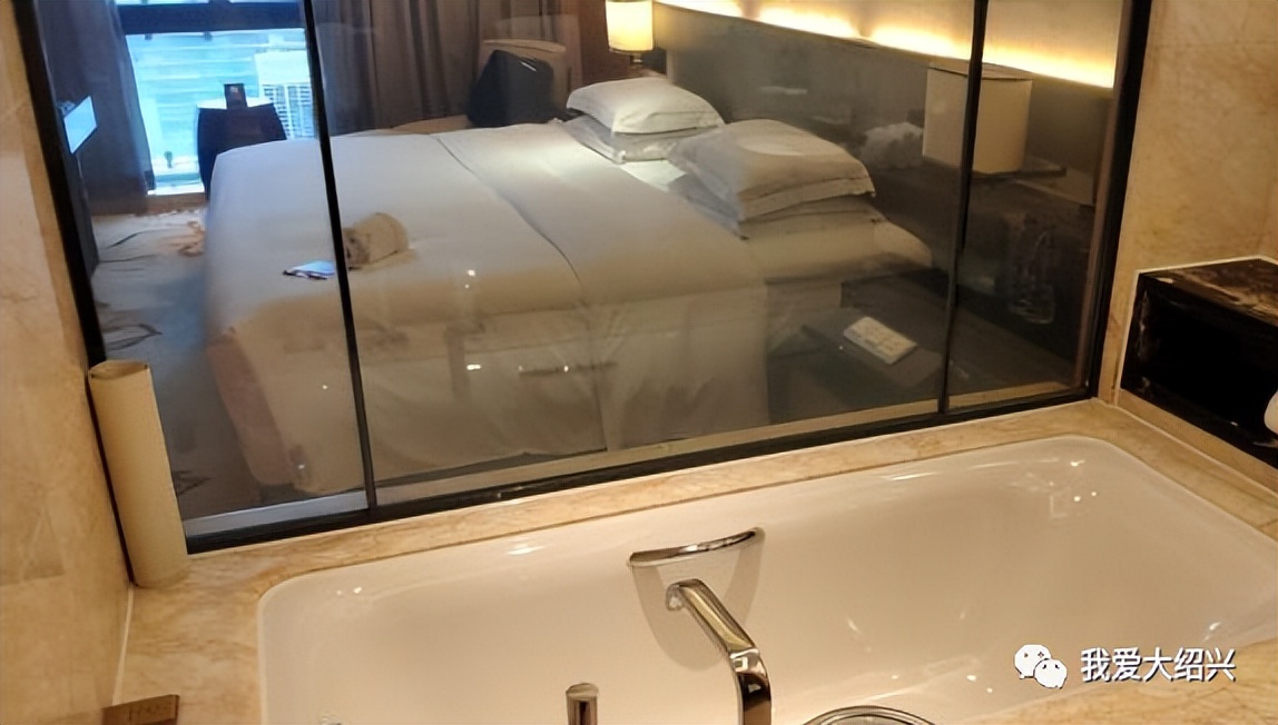 浙江一酒店浴室全透明遭投诉,一洗浴中心女浴疑遭偷拍