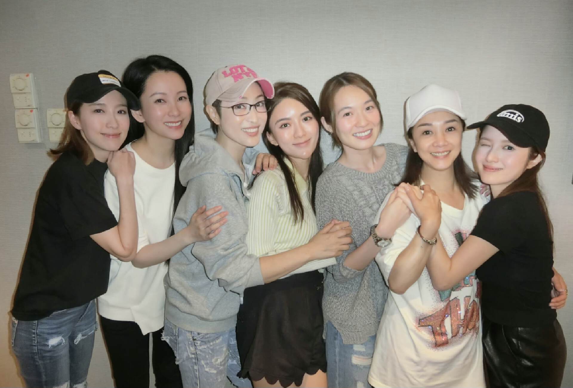 TVB知名女星不慎露底走光，新剧演*底卧**妩媚动人，戏份少变配角