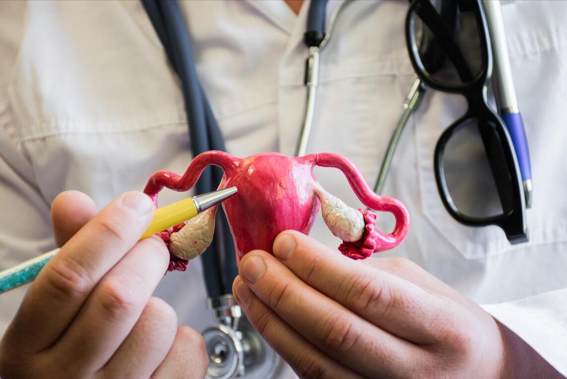 靠近卵巢有个囊肿,卵巢囊肿是不是被气出来的