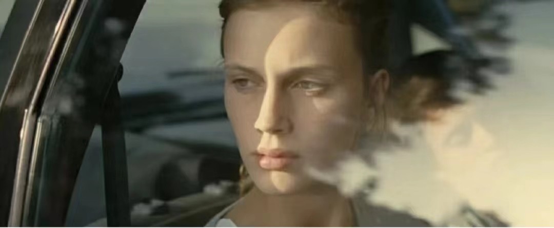 法国影片《花容月貌》以超现实的手法表达了什么？