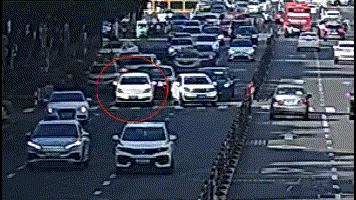 车辆故障交警们秒变修车工,小车隧道内遇故障铁骑迅速处理