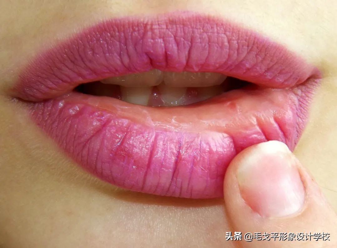 你真的会擦口红吗,你真的会涂凡士林吗