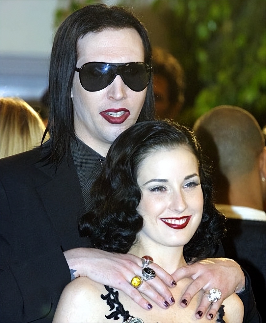 涓栫晫绗竴鑸炲绌跨传鑹茬殑瑁欏瓙,涓栫晫绗竴鑸炲鎯婅壋鍏ㄥ満鍥炴斁