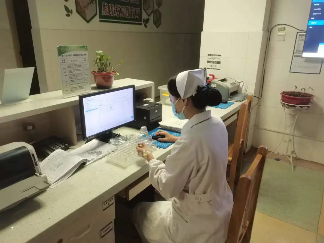 防疫第一线亮丽风景线,医护人员防疫最美背影