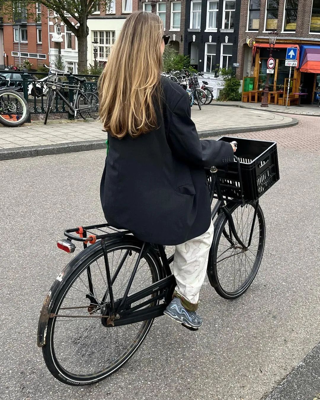 “穿越”到欧洲街头，我发现时髦的普通人们其实在穿这三双鞋子！