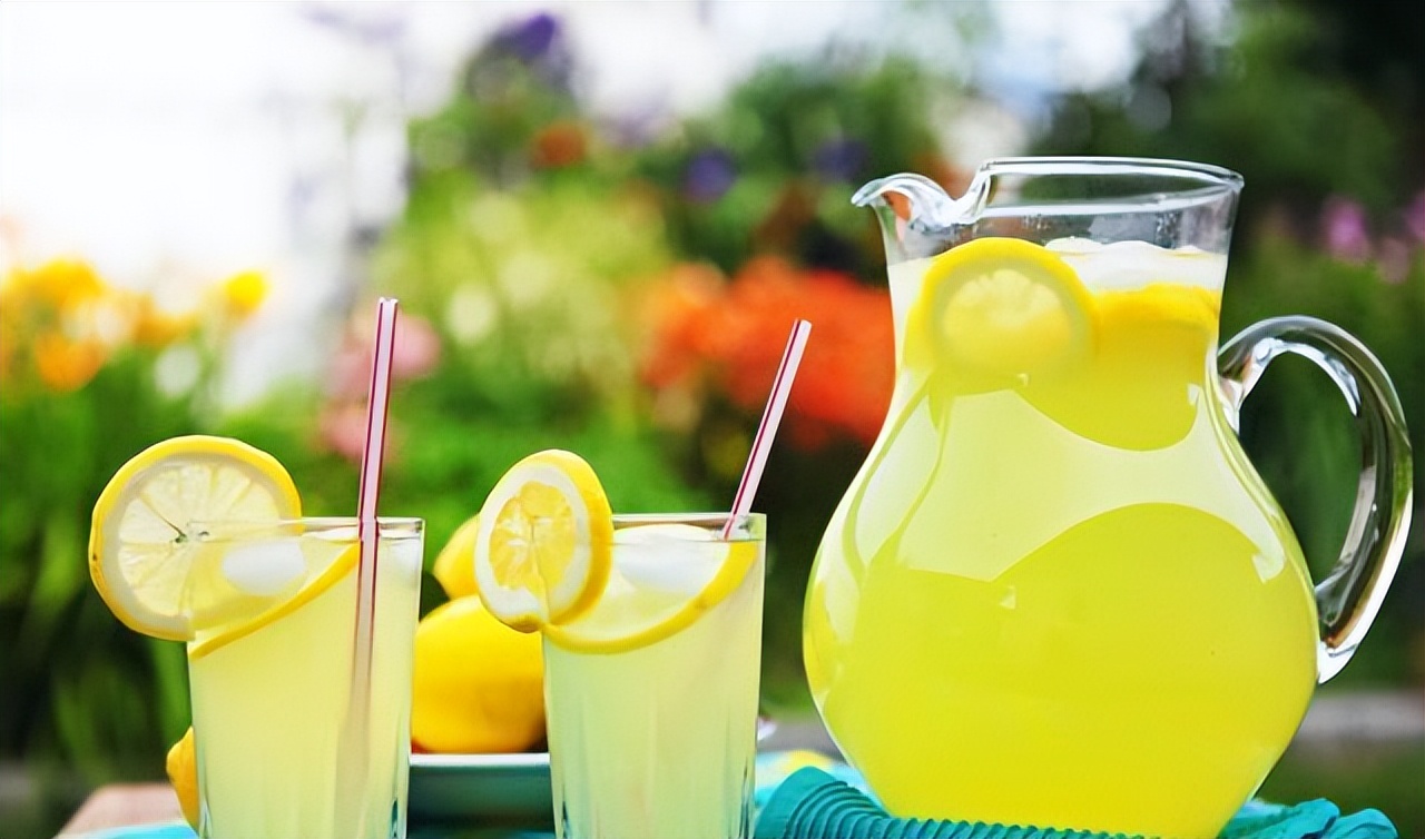 女人长期喝柠檬水对身体有好处吗,晚上喝蜂蜜柠檬水的好处与坏处