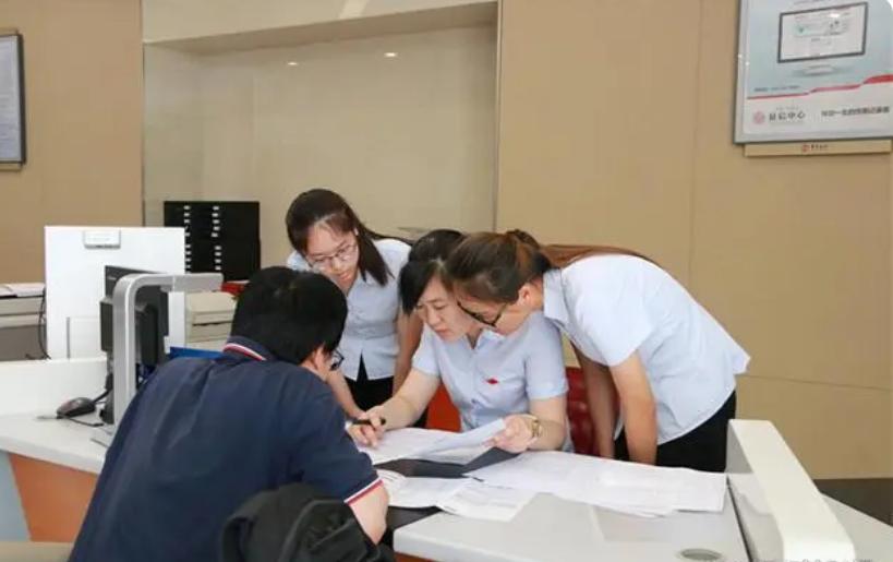 40亿巨贪背后的女人：为一钻戒铤而走险，死到临头提出假离婚