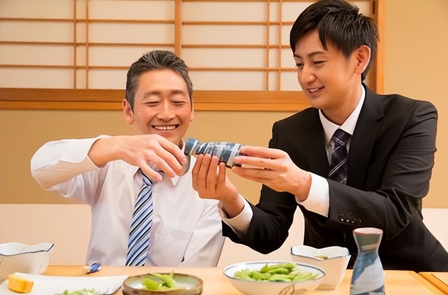 敬酒有学问拒酒有门道,敬酒的时候左手护杯什么意思