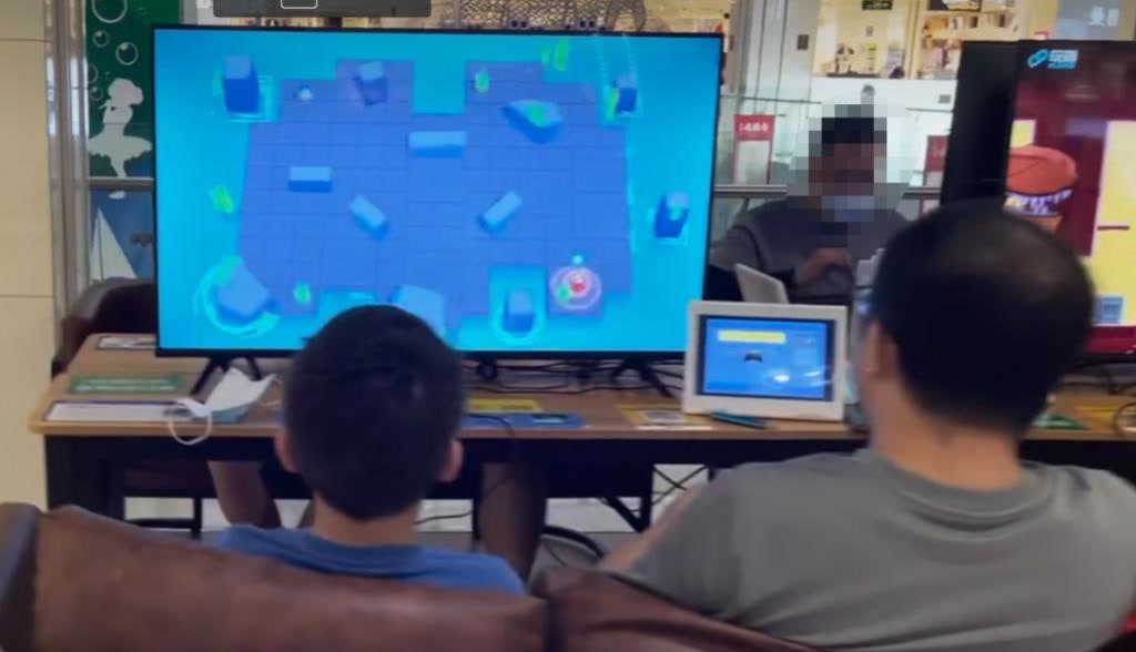 我在没有店员的共享主机店待了一天