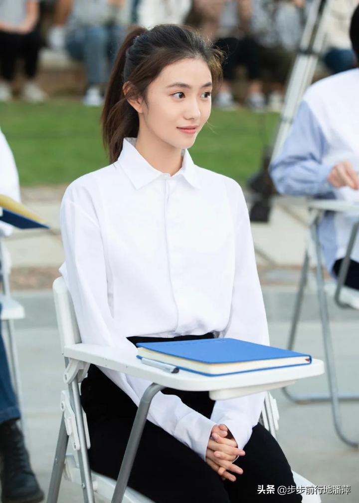 水润嫩滑的嘴唇,水润的嘴唇和干瘪的嘴唇对比