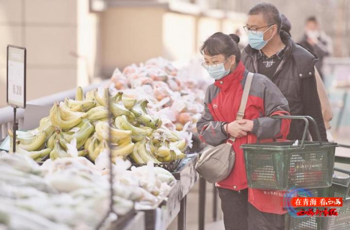 本报记者探访露天超市,青海西海都市报记者
