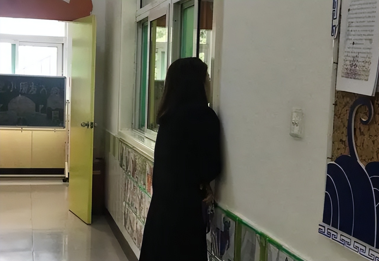 14岁女儿躲房间偷偷看“小视频”,被妈妈抓到,妈妈的反应绝了