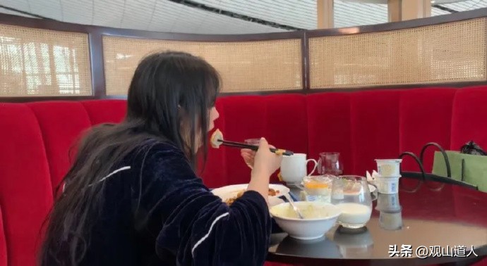 女学生假扮名媛，在北京高档会所白嫖21天，揭露社会残酷*规则潜**