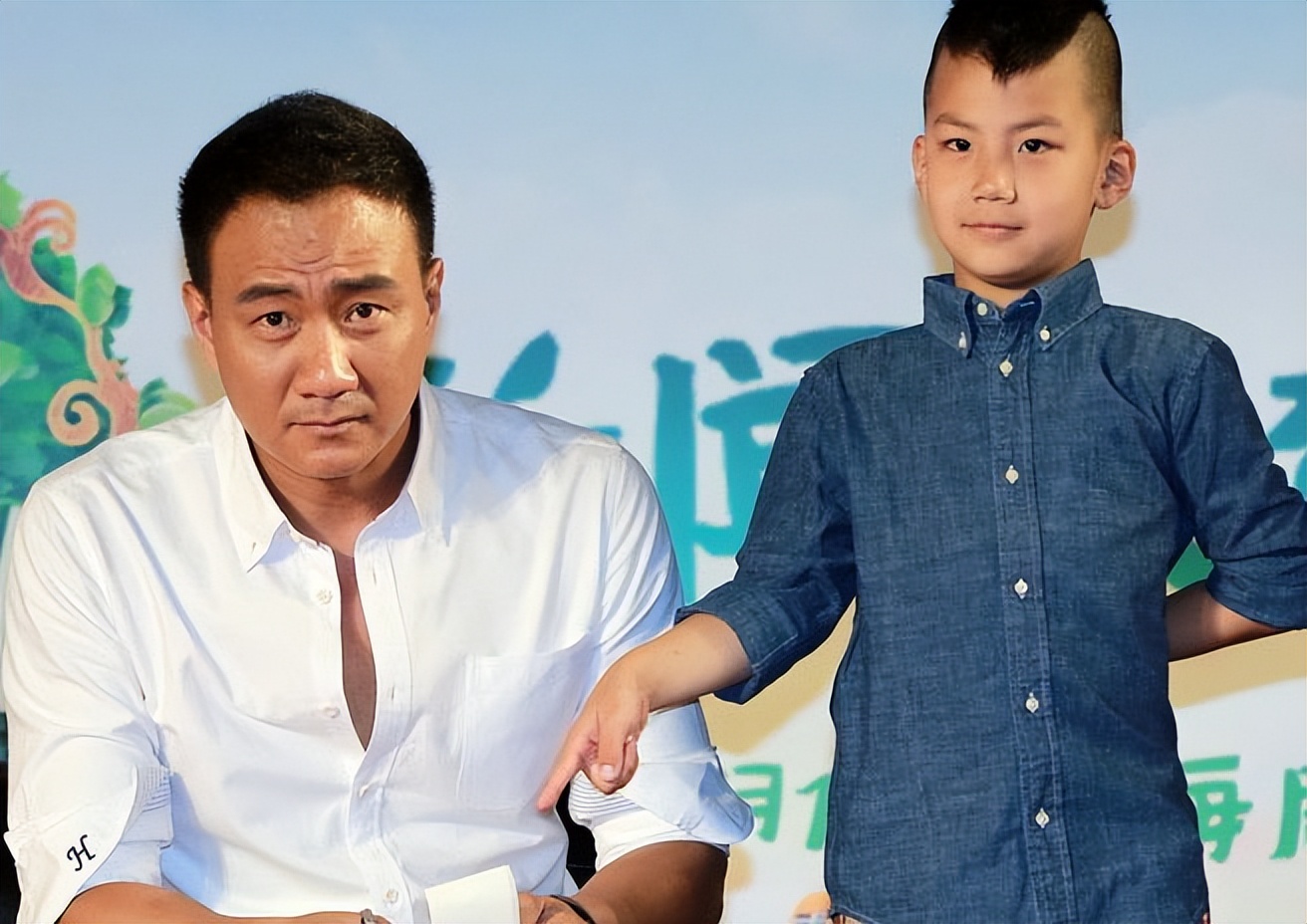 14岁康康接妈妈下班，身材高大“长相帅气”，妥妥的帅哥一枚