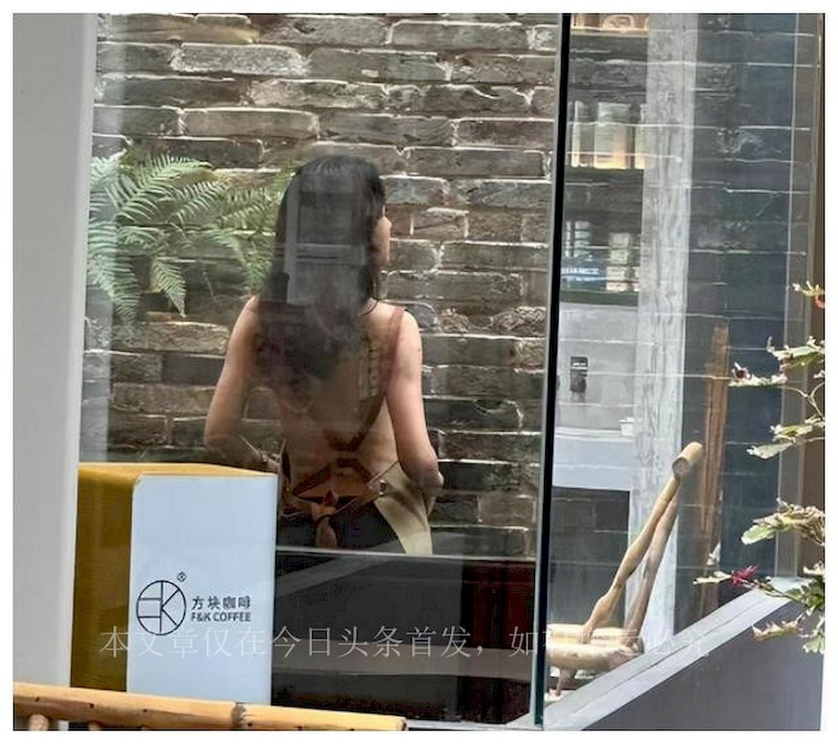 模特走秀?真空全裸上阵!广州一咖啡店员工只穿安全裤上班?