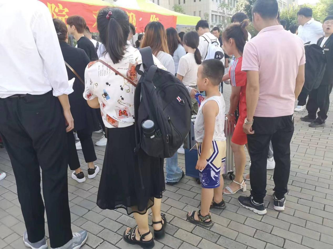 大一新生七点到学校报到,记录大一新生报到