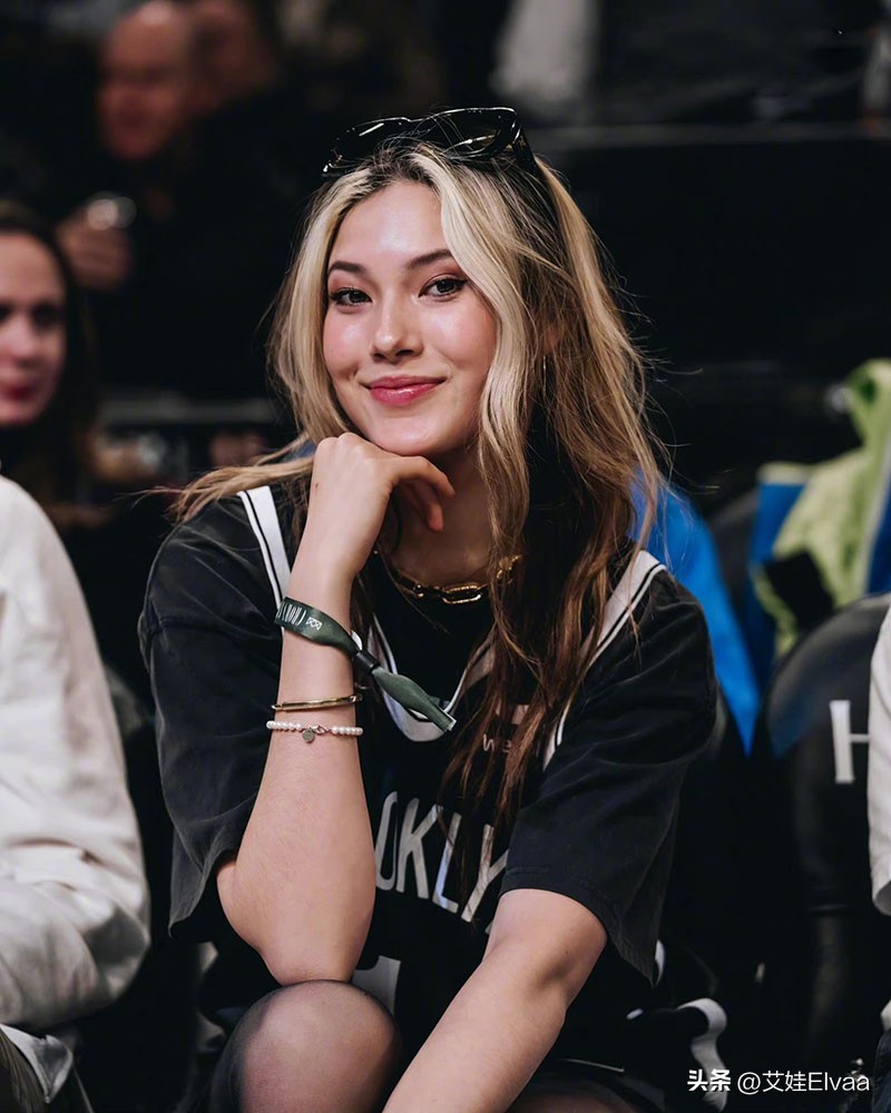 谷爱凌在巴克莱中心看比赛,谷爱凌秀足球