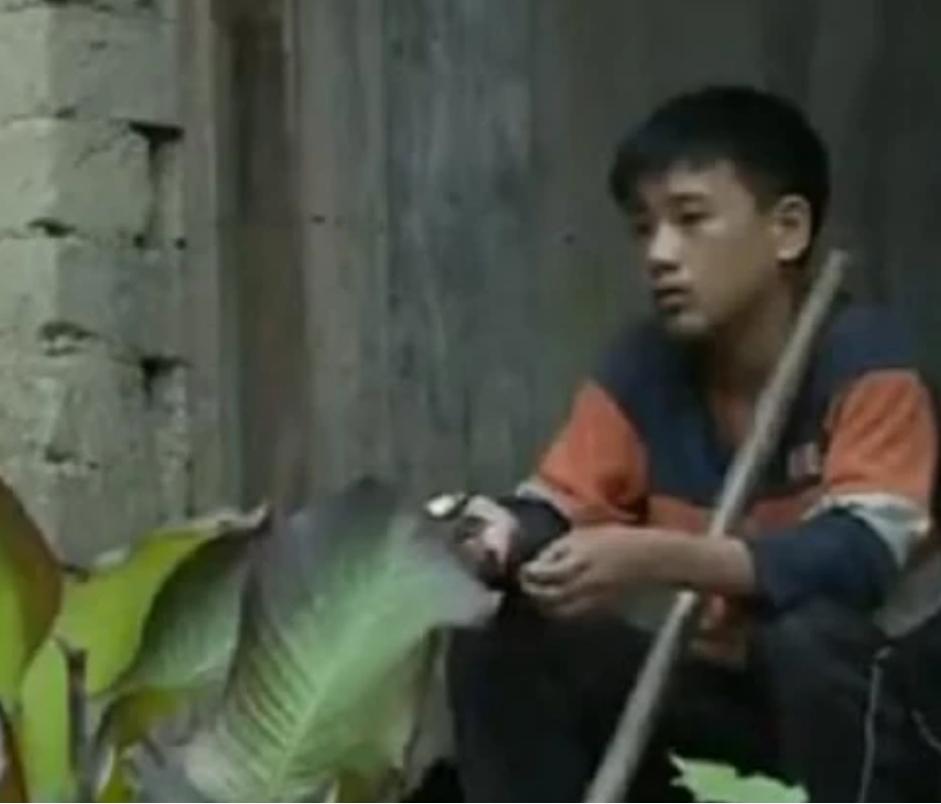 父母双亡孩子捡垃圾考上清华大学,13岁男孩父母双亡考上北大纪录片