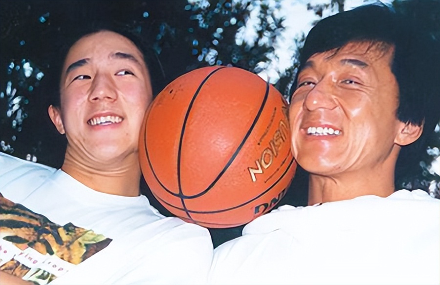 同样是成龙基因，把林凤娇儿子和吴绮莉女儿一对比，差距就出来了