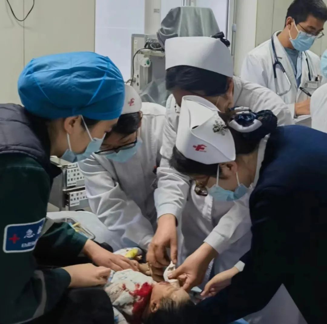 抢救新生儿接力,争分夺秒抢救新生儿