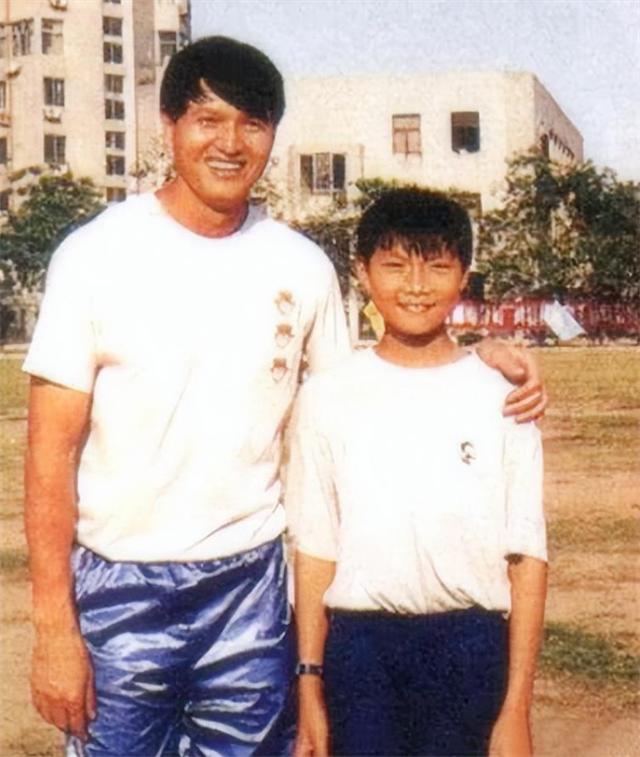 易建联妻子荆灵简历,易建联和荆灵结婚的视频