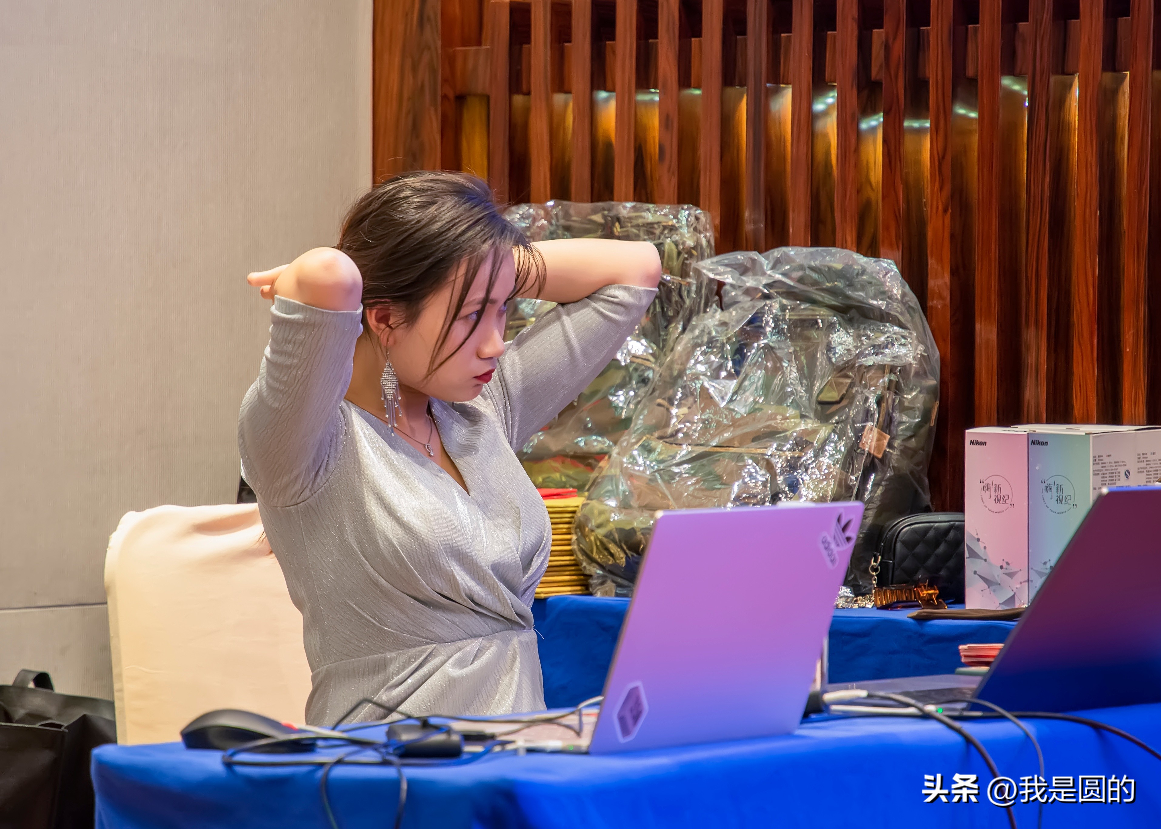 主持途中的主持人（原创摄影+随笔300字）