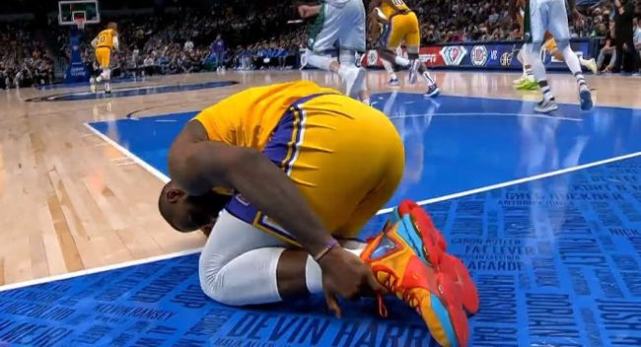 老詹上脚的板鞋,老詹崴脚起来后直接跺脚