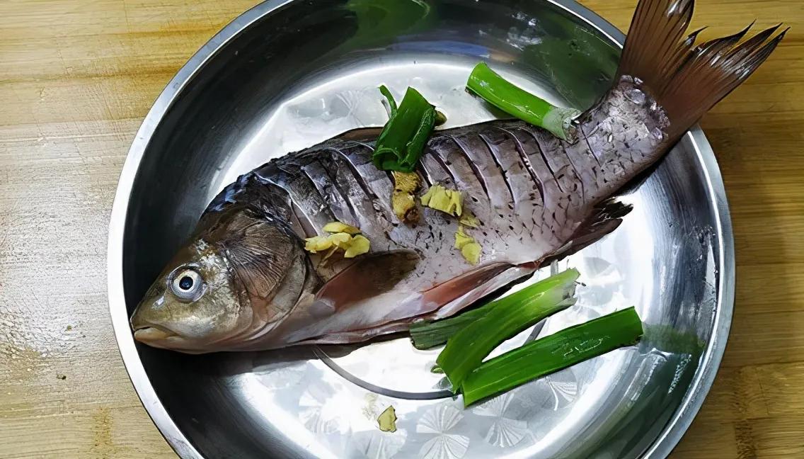 炖鱼时怎么做不粘锅不破皮,家常炖鱼如何炖不烂皮