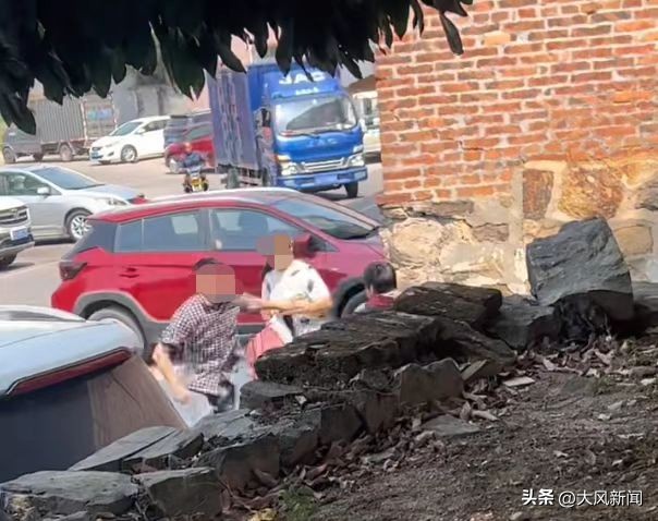 妇女节前男子在儿子面前当街暴打妻子扬言“弄死你”，当地社区回应称多部门介入调查处理