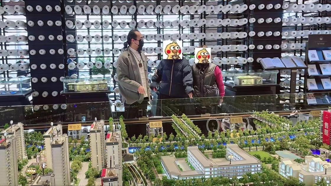 入户门对着客厅阳台怎么装修,马路对着房子客厅阳台怎么解决