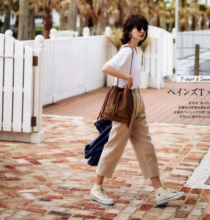 女生穿运动鞋最时尚的穿搭,白体恤怎么搭配裙子运动鞋