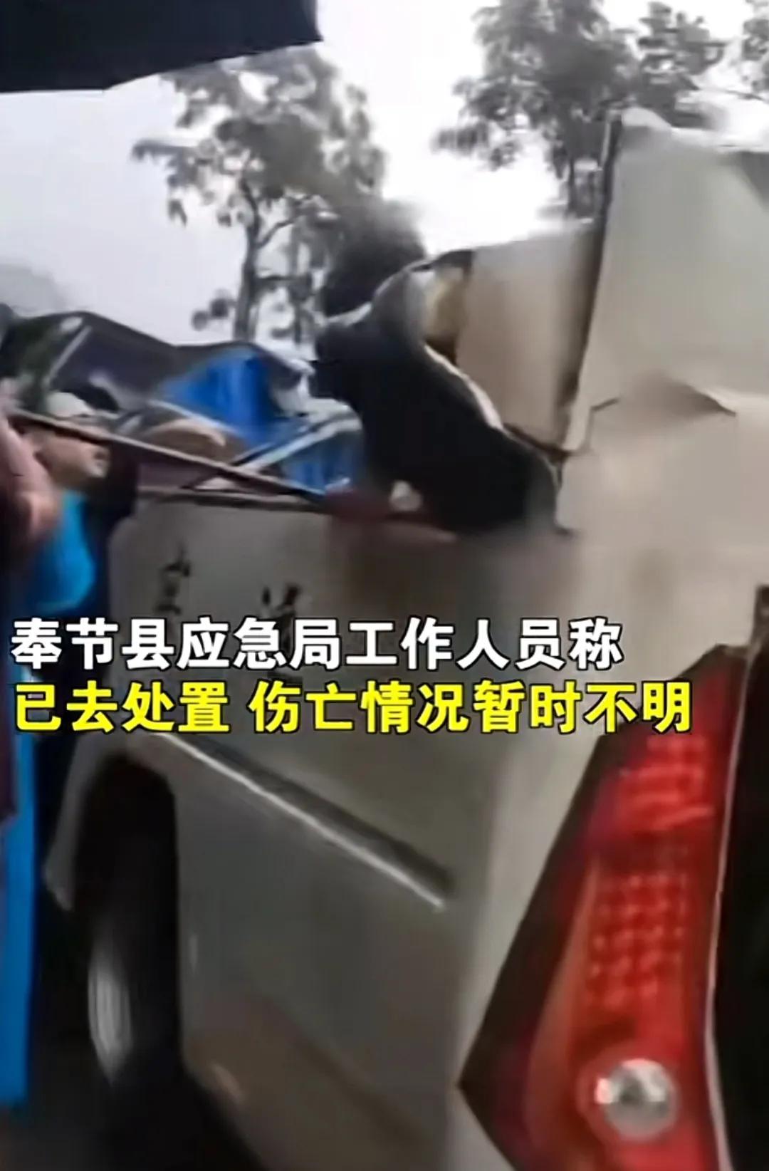 重庆客车遭落石砸中致6死,重庆大巴被落石砸中司机受伤没