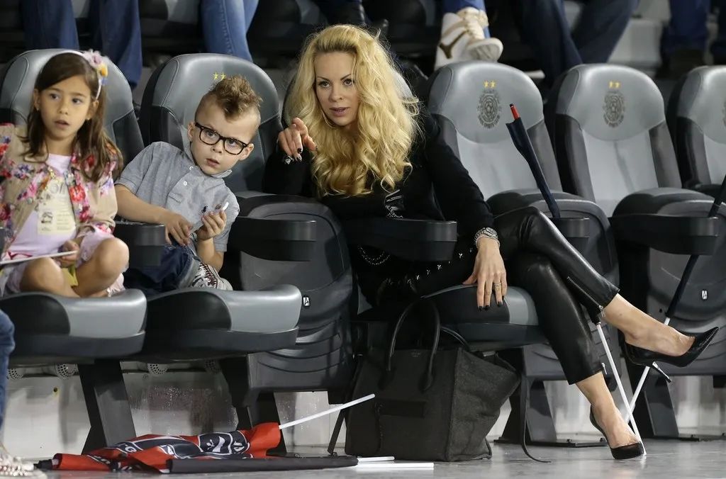 相爱20年不结婚，这对姐弟恋火了！网友：一物降一物，孤狼配悍妇