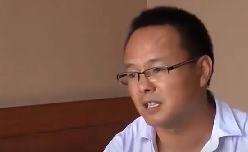 神秘男子一天买几万彩票中了不领,传奇故事神秘男子每天买上万彩票