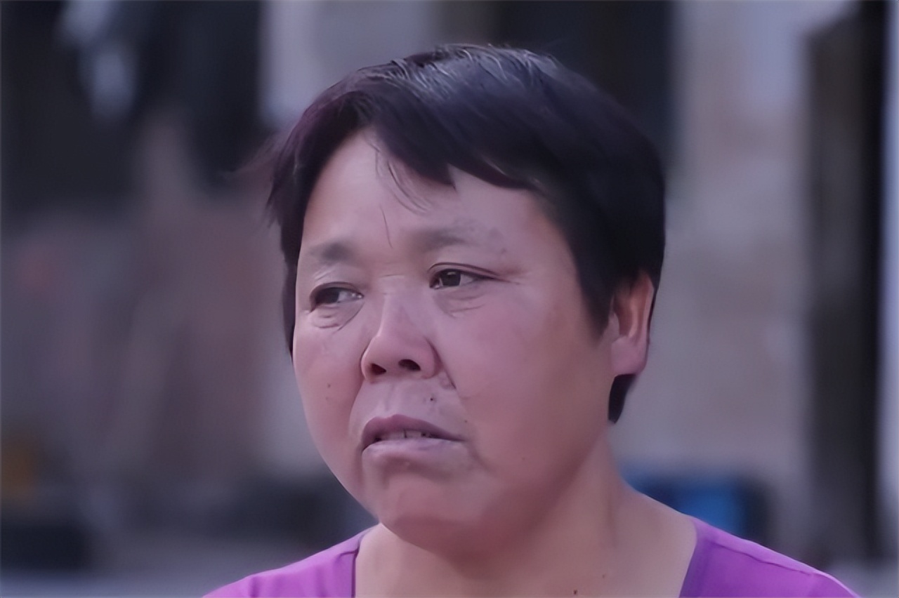 湖南小伙死亡母亲哭瞎右眼，15年后交警通知：你儿子被拘留了