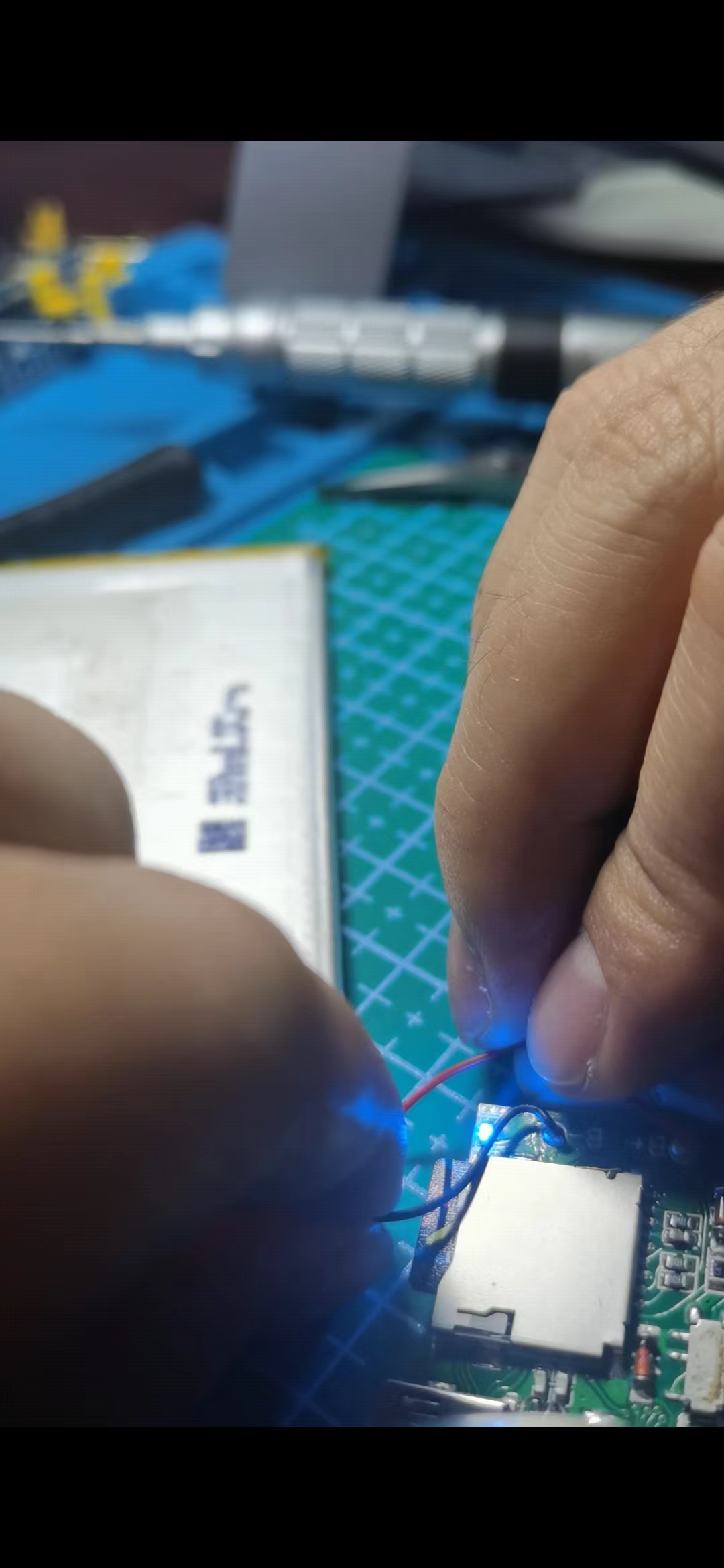 mp3充不进去电，无法*放播**，检测出电池问题，更换新电池