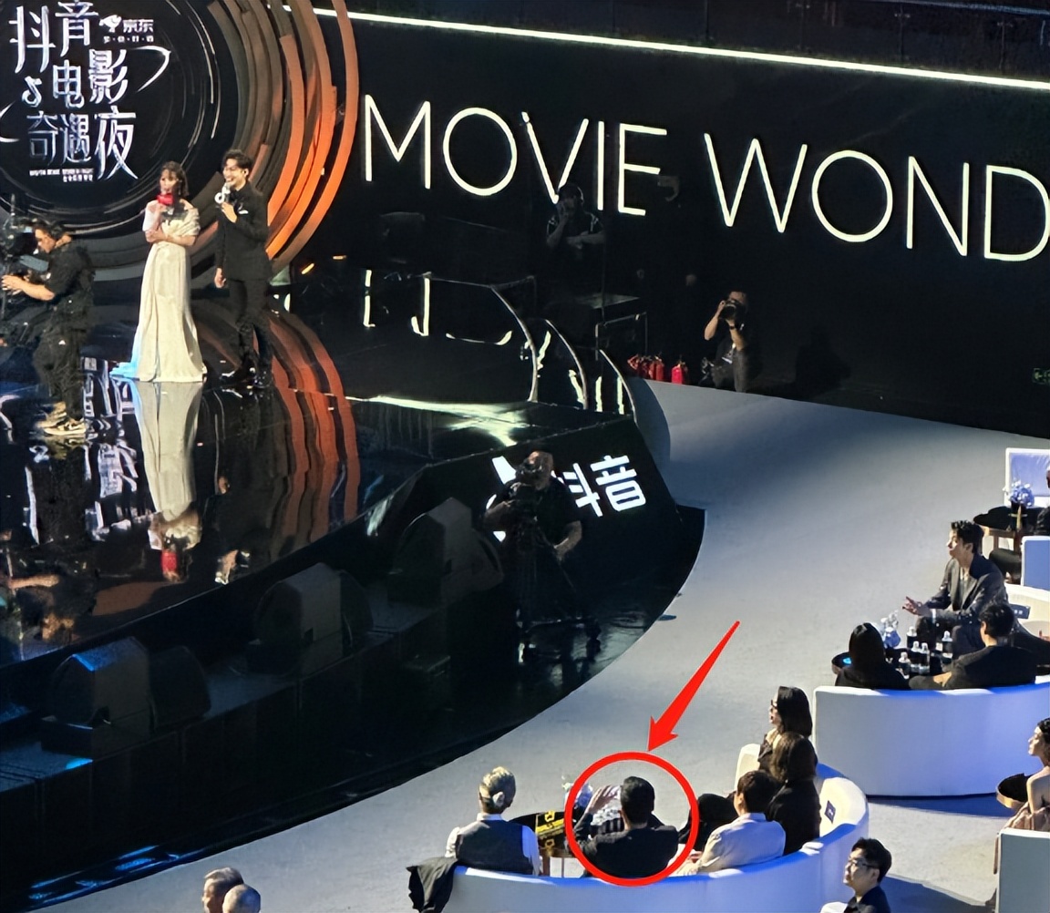 上海这一夜，内娱来了一大半，吴京谢霆锋拿大奖，冯小刚忙着交际