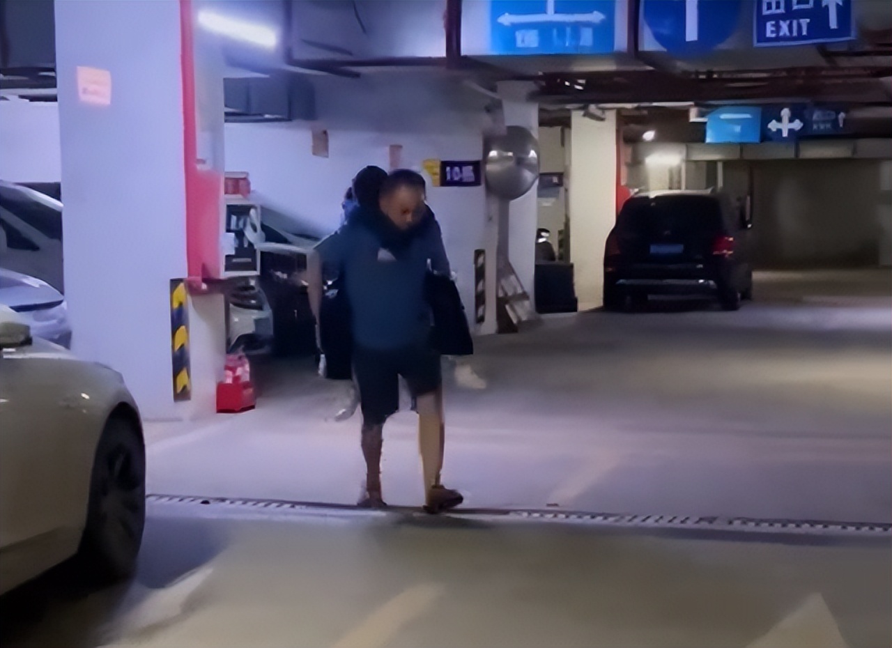 女儿第一次来例假爸爸很暖心,女儿第一次来例假爸爸连夜送医院