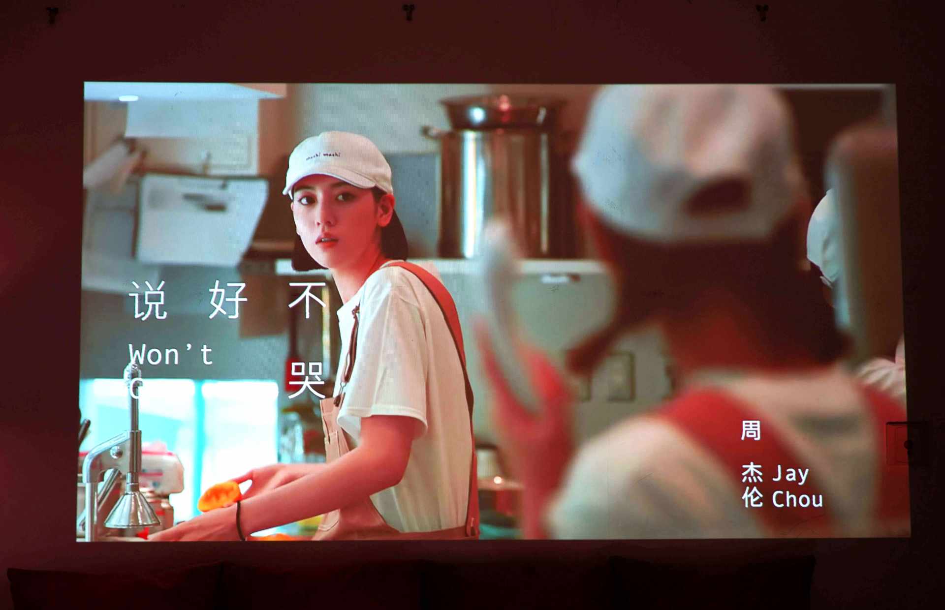 家里空间不够投影仪没法用，看看这台坚果O1S短焦投影仪