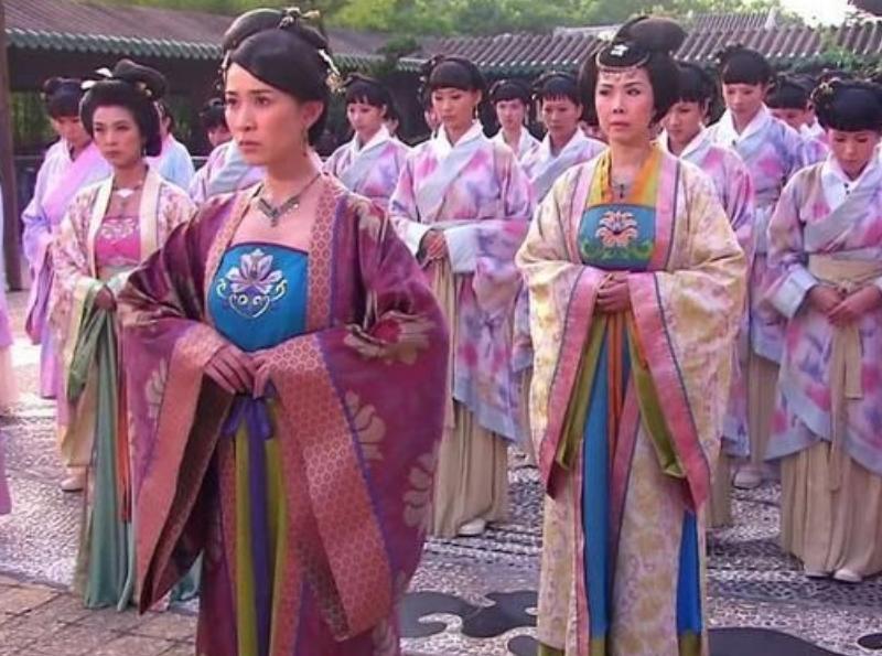 古人衣服为什么拖块布在地上,古代人衣服很长拖地不会弄脏吗