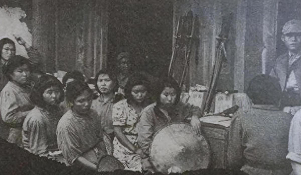 日军当着国军的面杀俘虏,日军侵华兽行