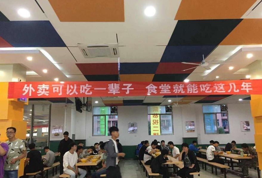 学生点外卖被按倒训斥评论解析,中学生点外卖被按倒训斥