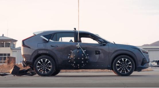 请注意这不是电影特效！影酷在非人道“虐车”下存活了！