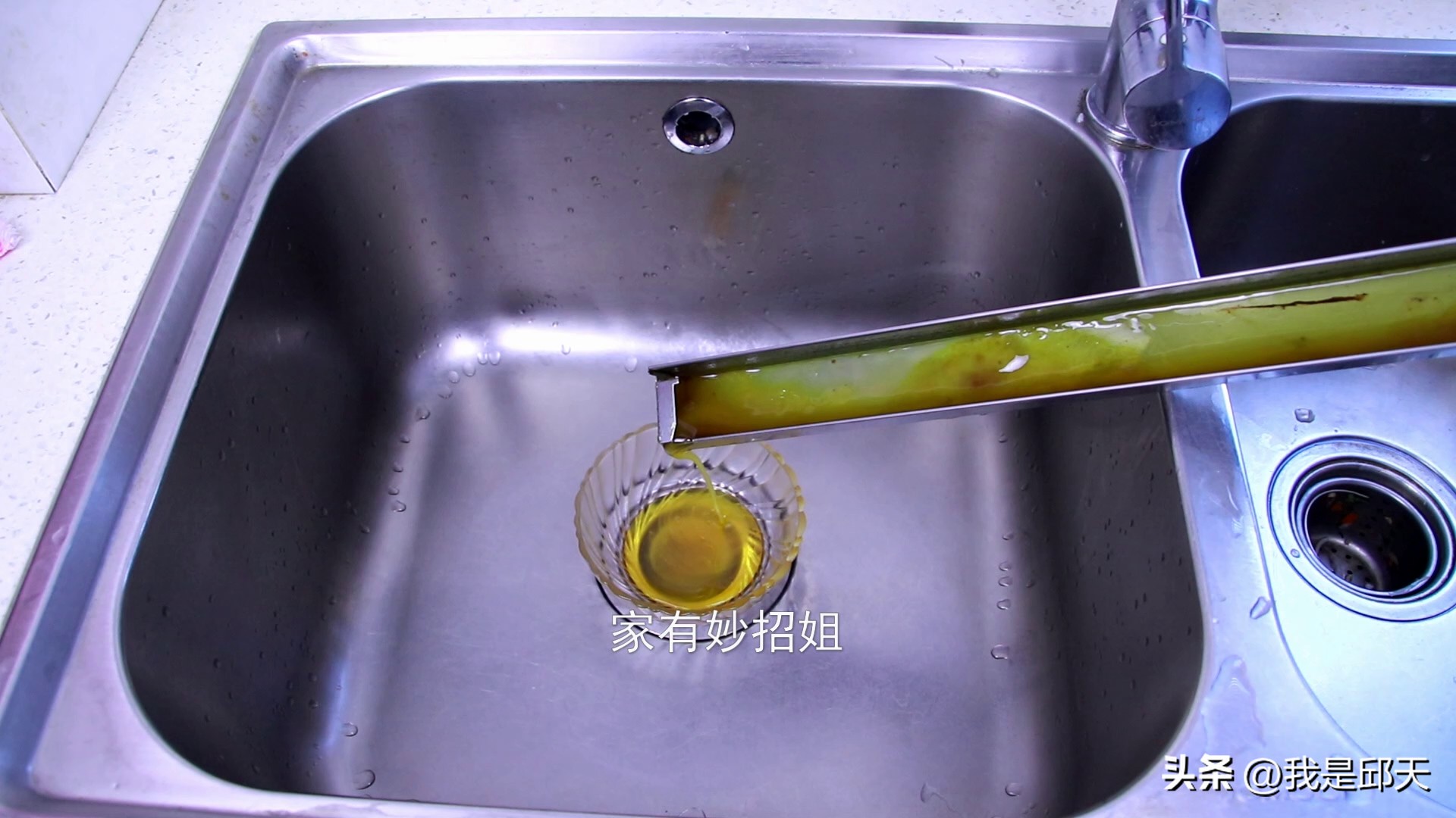 油烟机油盒再脏也不怕,清洗油烟机油盒最简单的方法