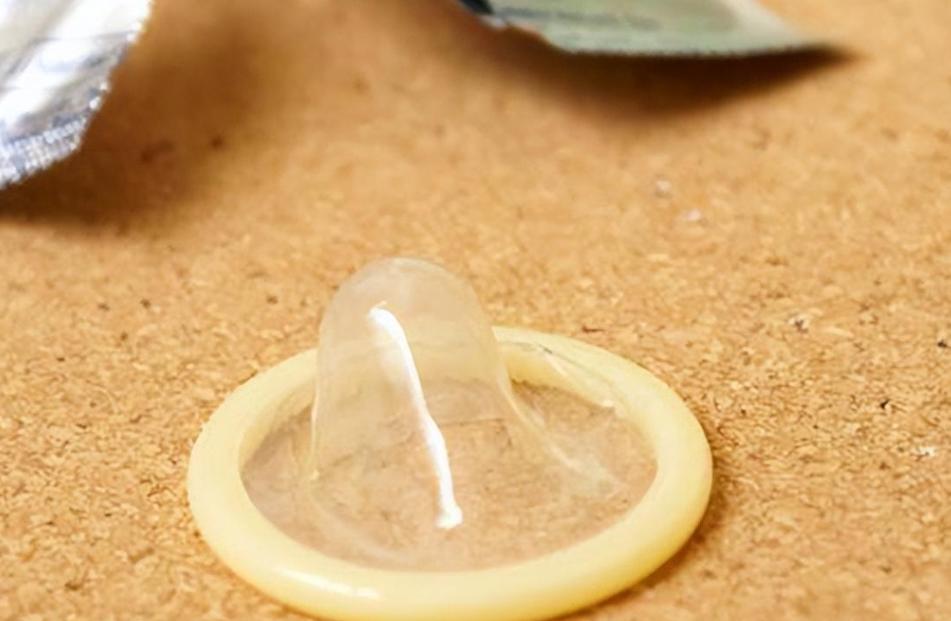 避孕套前面的尖尖有啥用？关于避孕套的这些知识，男女都该了解下