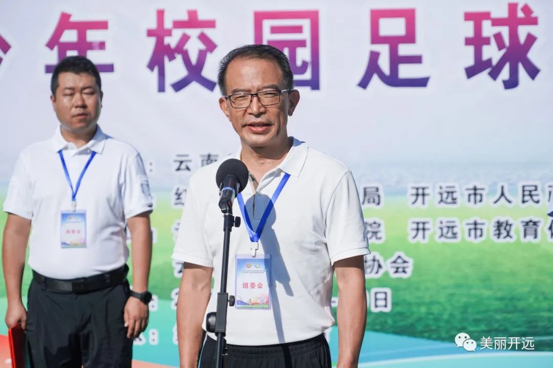 看着赛场上意气风发的少年,赛场上飞奔的少年挥洒着汗水